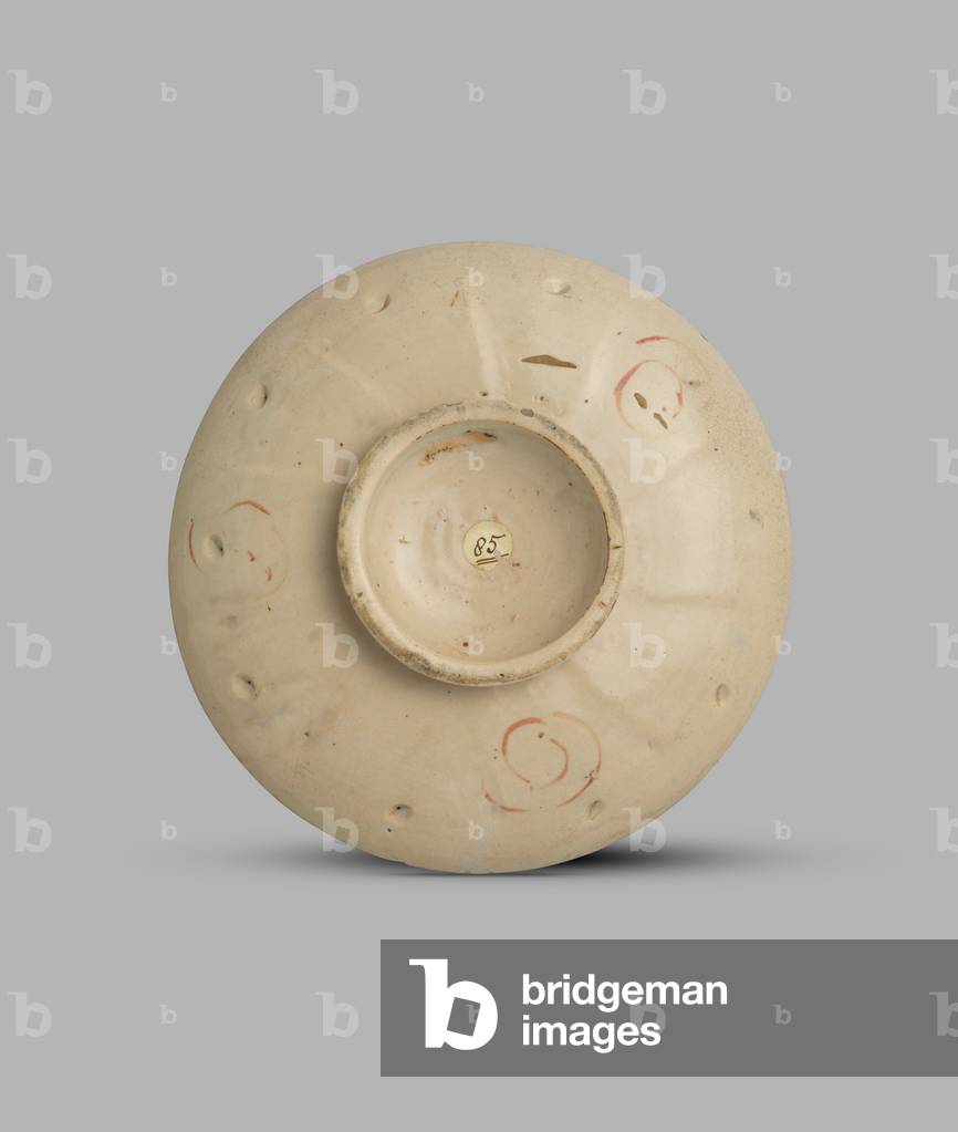 Lustred dish or tondino with two joined hands above flames, c.1530 (tin-glazed earthenware (maiolica))