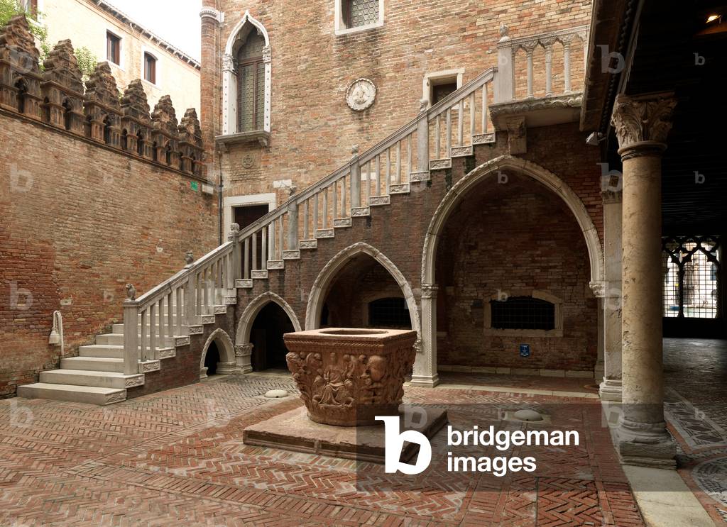 View of the courtyard of Palazzo Ca D'Oro, Venice, Italy (photo)