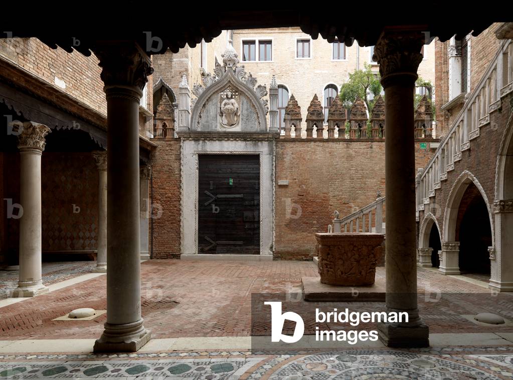 View of the courtyard of Palazzo Ca D'Oro, Venice, Italy (photo)