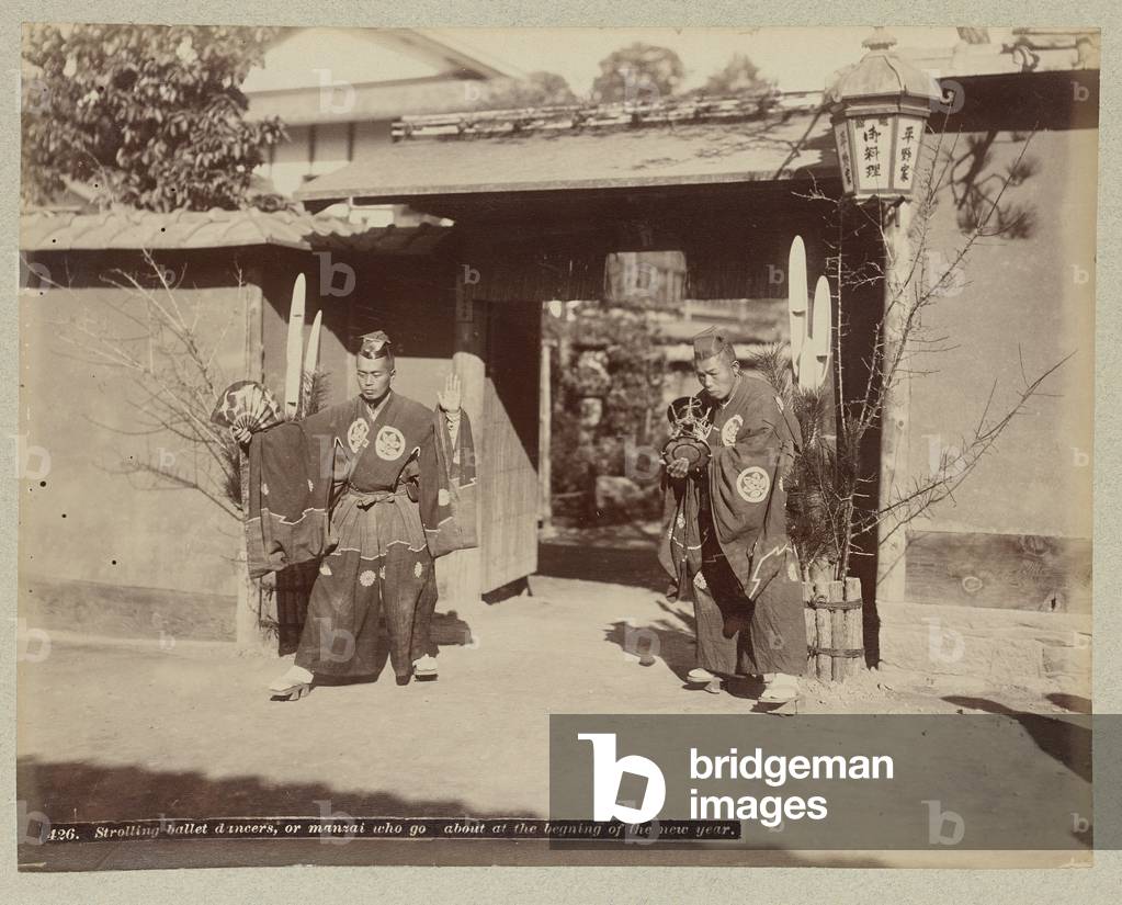 Strolling ballet dancers, or manzai who go about at the begining of the new year - Japan 1880-1910 (photo)