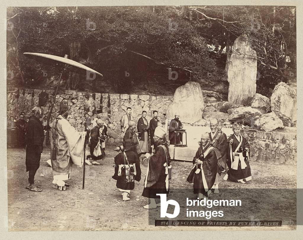 Dancing of Priests by Funeral-Rites - Japan 1880-1910 (photo)