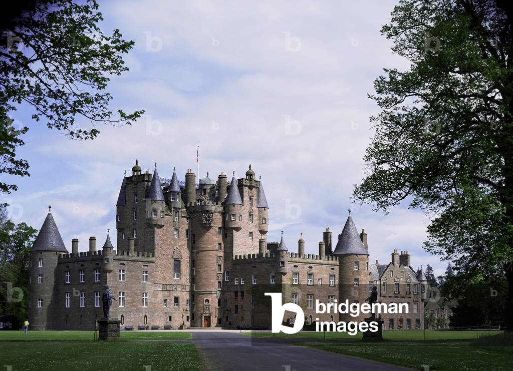 Glamis Castle, childhood home of the late Queen Elizabeth the Queen Mother (Elizabeth (Elisabeth) Angela Marguerite Bowes-Lyon (Bowes Lyon, 1900-2002), Highland region, Scotland, United Kingdom, Europe
