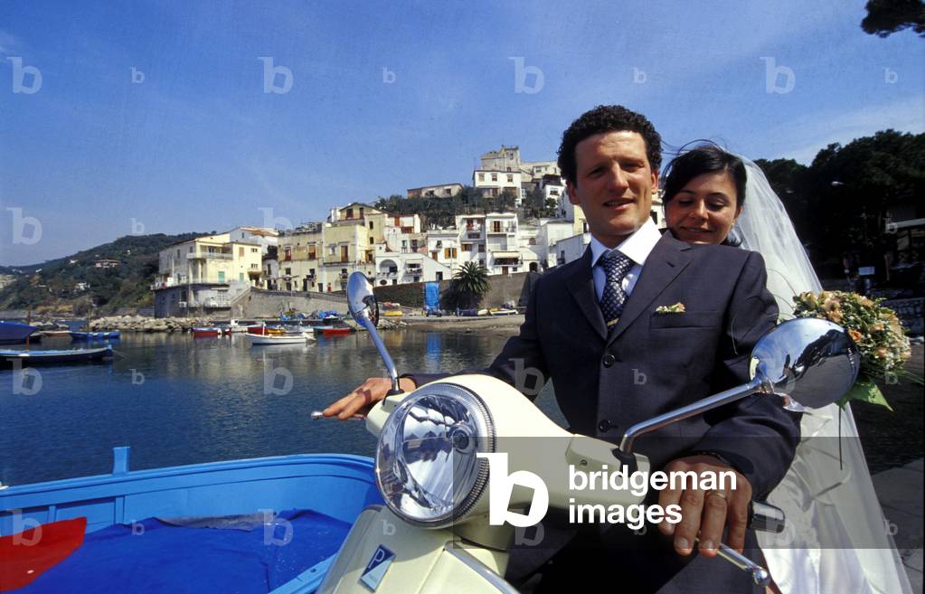 Newlywed couple at the port, Marina della Lobra, Campania, Italy