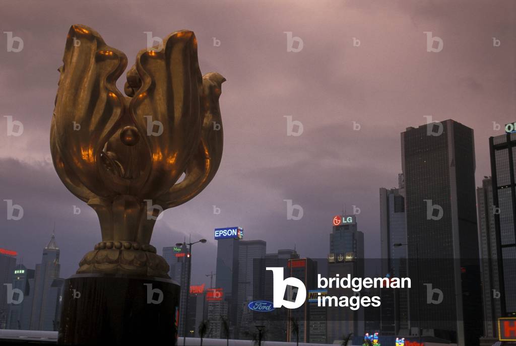 The golden bauhinia sculpture and Skyline, Hong Kong (photo)