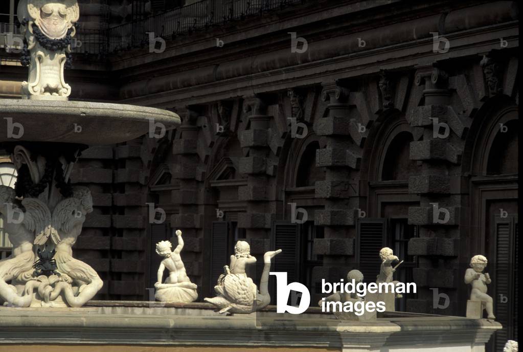 Fountain in front of Palazzo Pitti, Garden of Boboli, Florence, Tuscany, Italy
