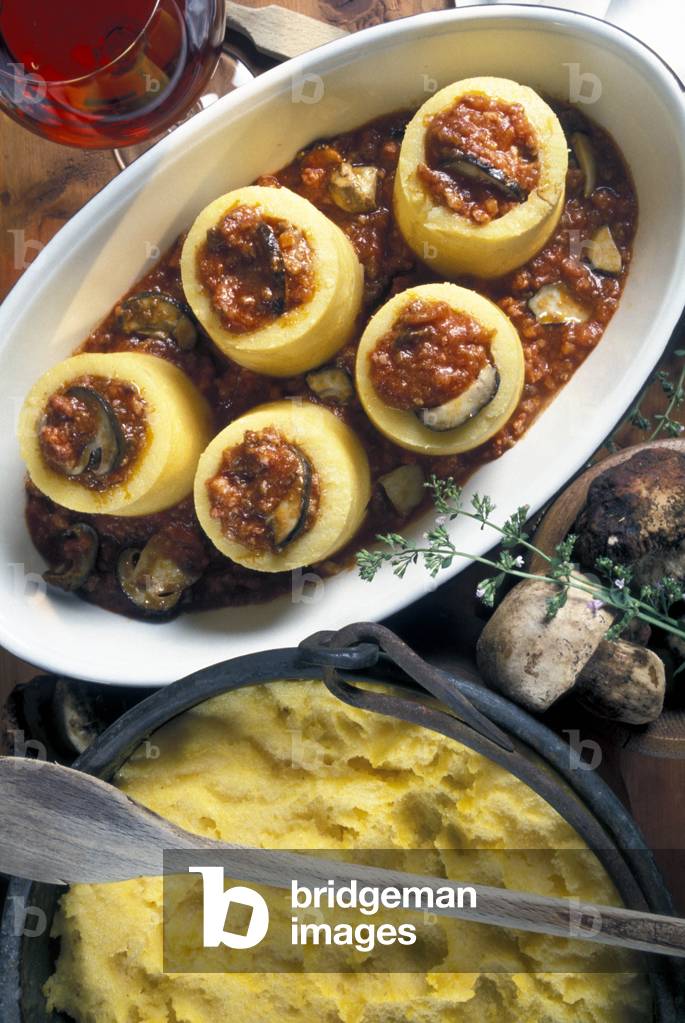 Polenta con salsa di pomodoro e funghi, Italia