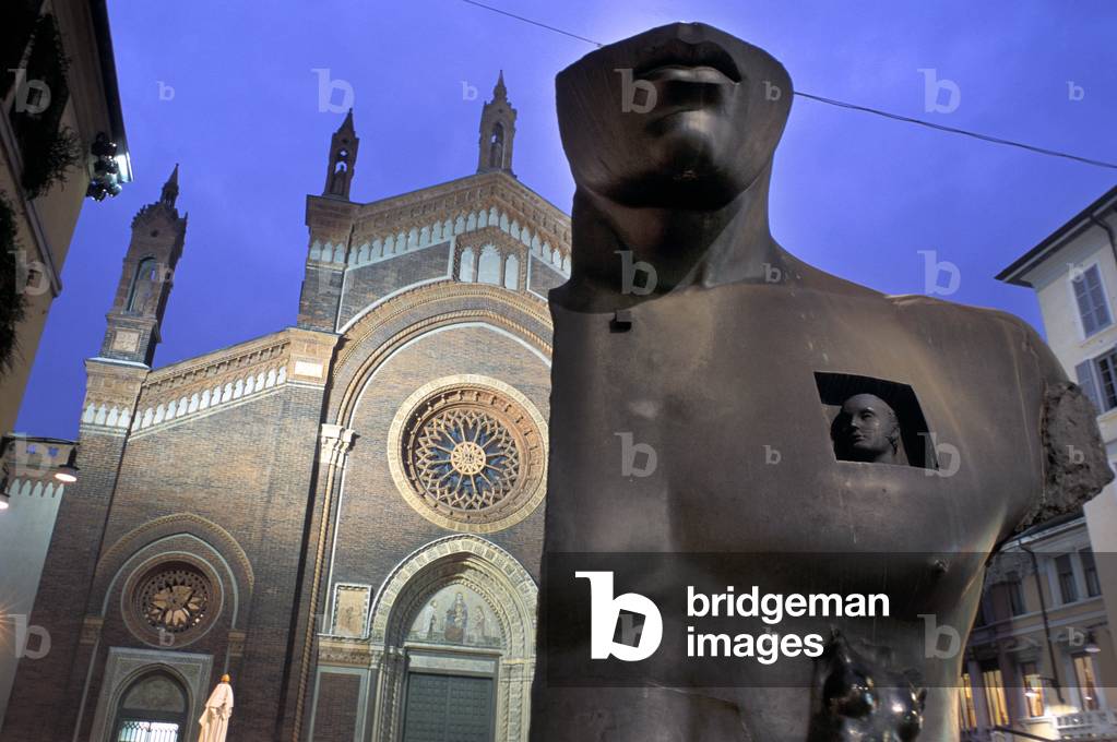 Half bust (statue), Piazza del Carmine by night, Milan (photo)