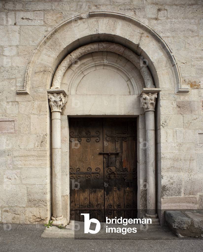 La porta laterale della chiesa di Saint Jacques (XII secolo) a Villefranche de Conflent - FRANCIA. Occitanie. 