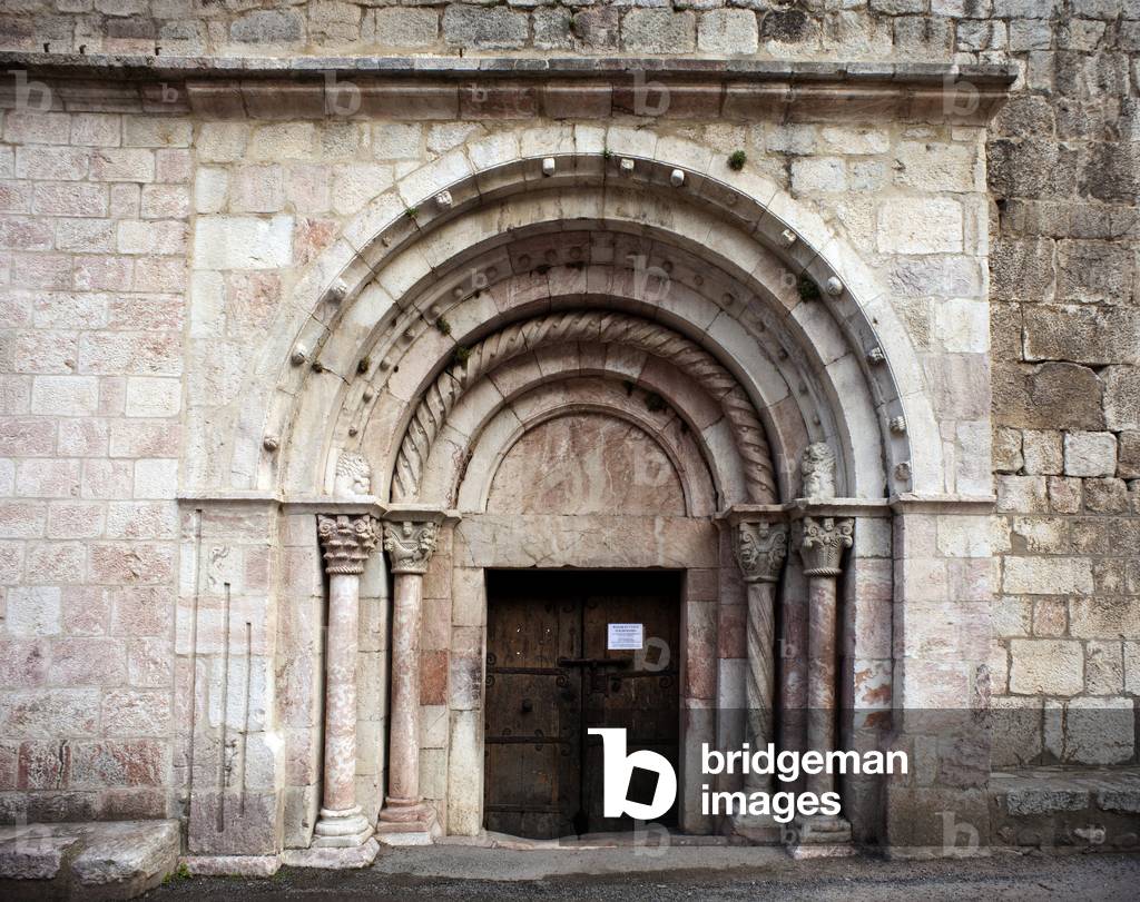 La porta principale della chiesa di Saint Jacques (XII secolo) a Villefranche de Conflent - FRANCIA. Occitanie