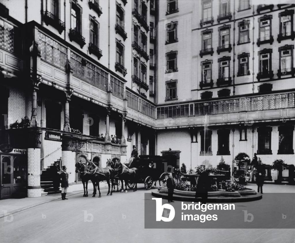 The Forecourt of the Savoy Hotel, c.1904 (b/w photo)