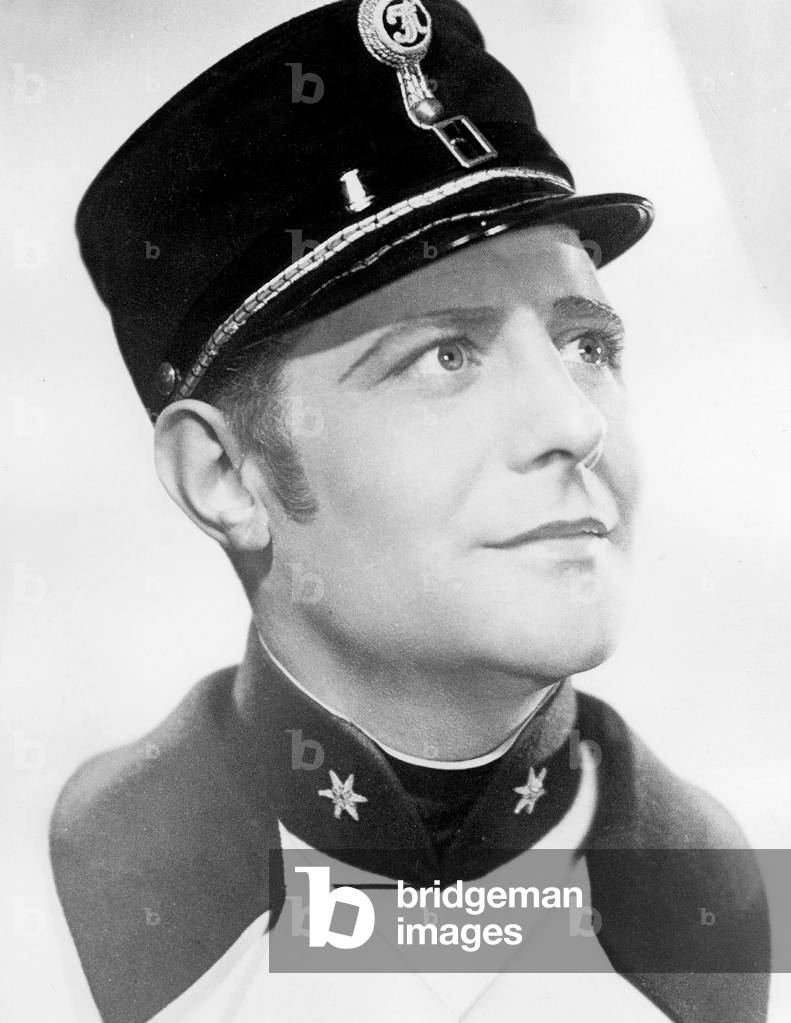 Le chanteur d'opérette Henri Garascu appelé Henri Garat dans le film « La valse royale », 1935 music-hall