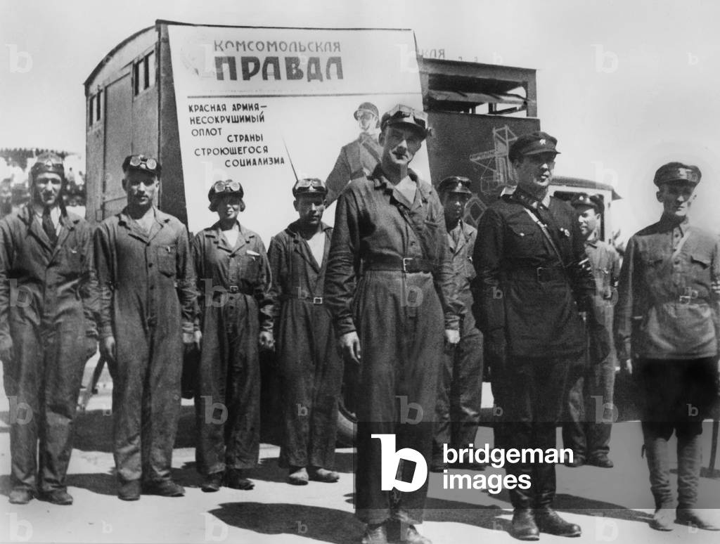 Pavda propaganda staff, intellectuals and members of the political police arriving in the countryside to participate to the harvest, 1938