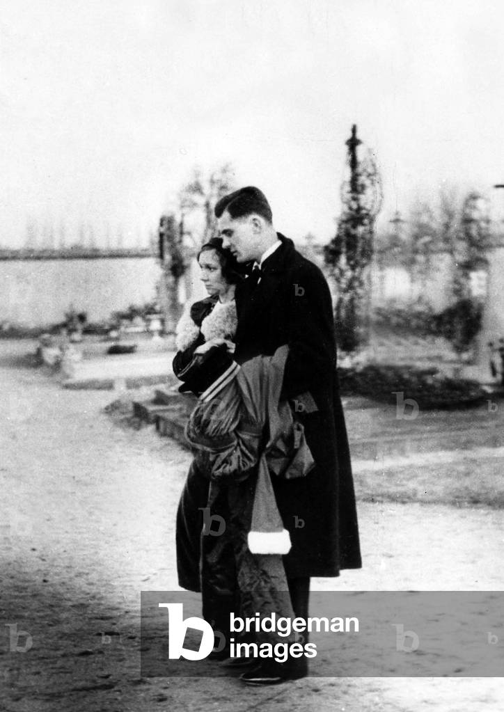 Raymond Prince, brother of councillor Prince, leaving the cemetery with clothes of his brother found in hi sluggages. Councillor Albert Prince (1883-1934) investigated on banking embezzlements at the moment of Stavisky affair. His body was found mutilated on the railway in 1934