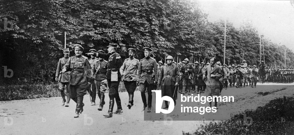 Russian troops walking to the front in Champagne, france, in 1915. The civilian on the right is the famous drawner Georges Goursat aka Sem (war correspondent)
