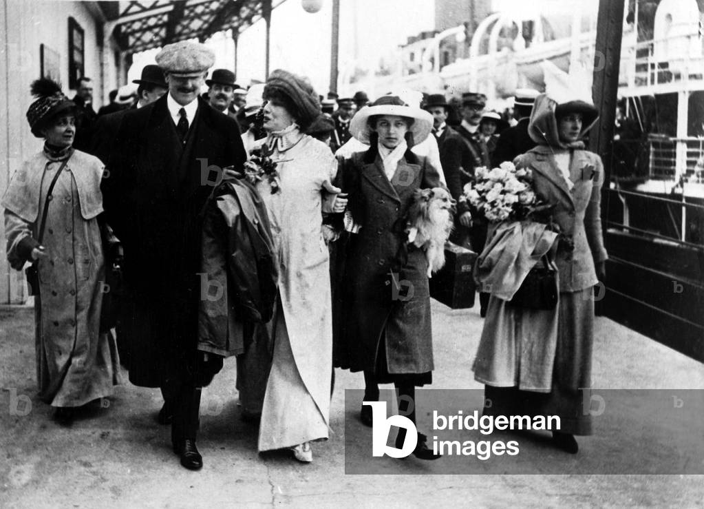 French comedian Sarah Bernhardt (1844-1923) coming back from a tour in USA, near her is Lysiane Bernhardt 1901