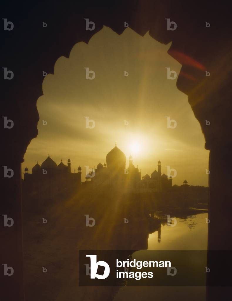 Taj Mahal at sunset, 1632-1648, tomb of Mumtaz Mahal Great Mughal Jahangir's favorite wife (UNESCO World Heritage List, 1983), Agra, Uttar Pradesh, India, 17th century