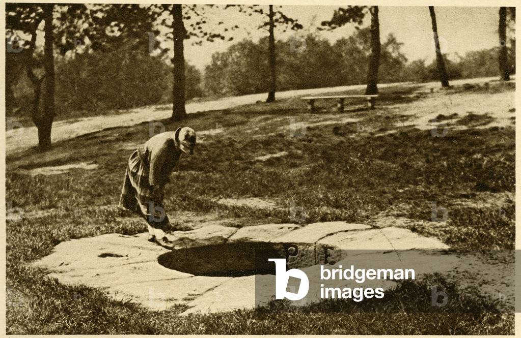 Caesar's well, Caesar's Camp, Wimbledon c.1926 (b/w photo)