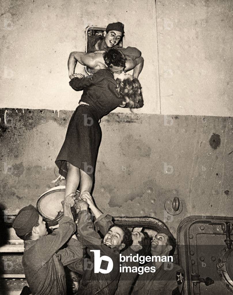 WWII soldiers get their last kiss before being deployed, 1941 (photo)