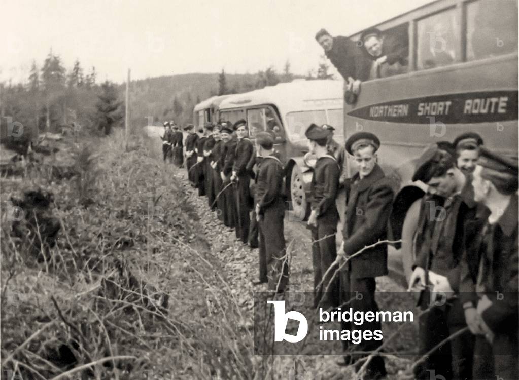American Sailors stop for a break, c.1942 (photo)