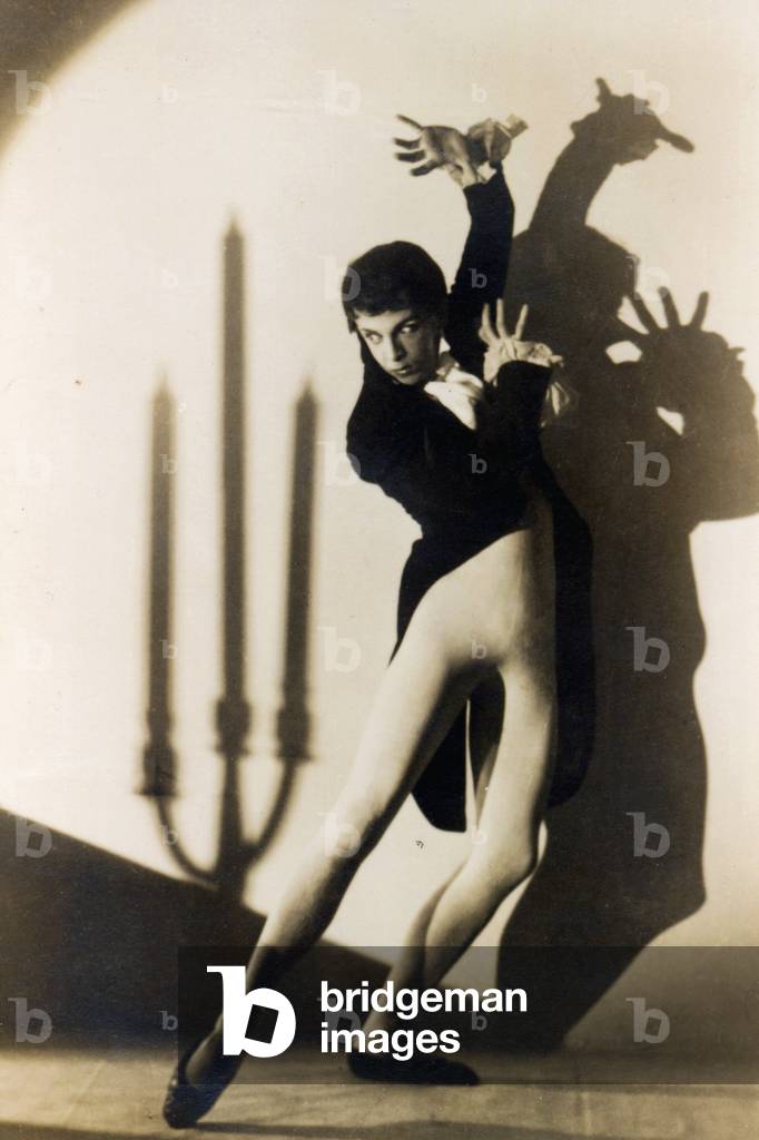 Robert Helpmann (1909-86) in Apparitions, 1936 (b/w photo)