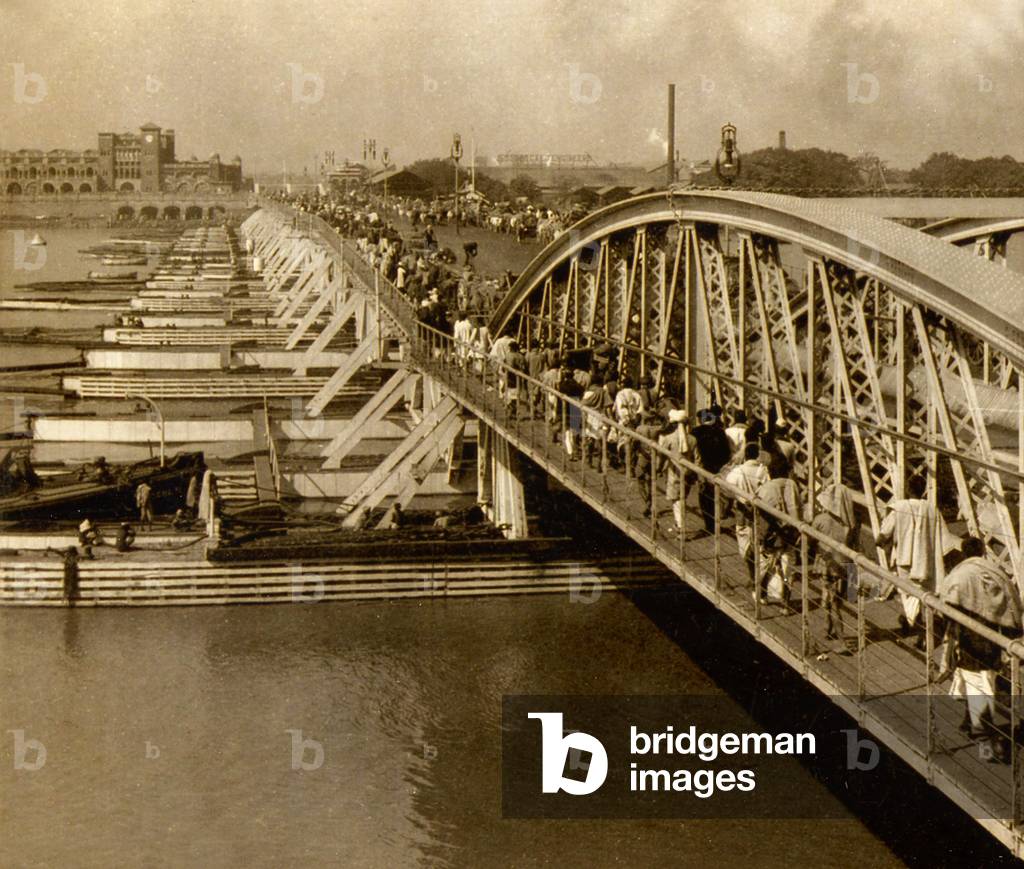 Pontoon bridge that was later replaced by the Howrah Bridge
over the Hug River in Delta of the Ganges, Calcutta, India 1905 (photo)