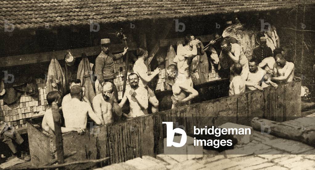 French Soldiers washing in a bathhouse , 1915 (photo)