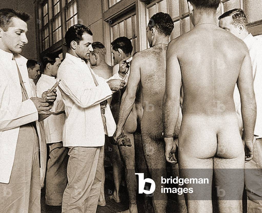 US Army recruits receiving injections,  c.1942 (photo)