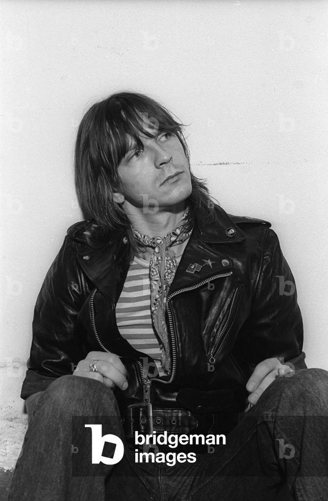 French singer Renaud (Renaud Sechan) posing for his album cover 'Le retour de Grard Lambert', 1981 (photo)