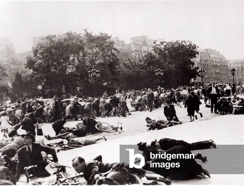 The crowd, waiting for Charles de Gaulle (1890-1970) at the Te Deum at Notre Dame, protecting themselves from German snipers, 15th August 1944 (b/w photo)