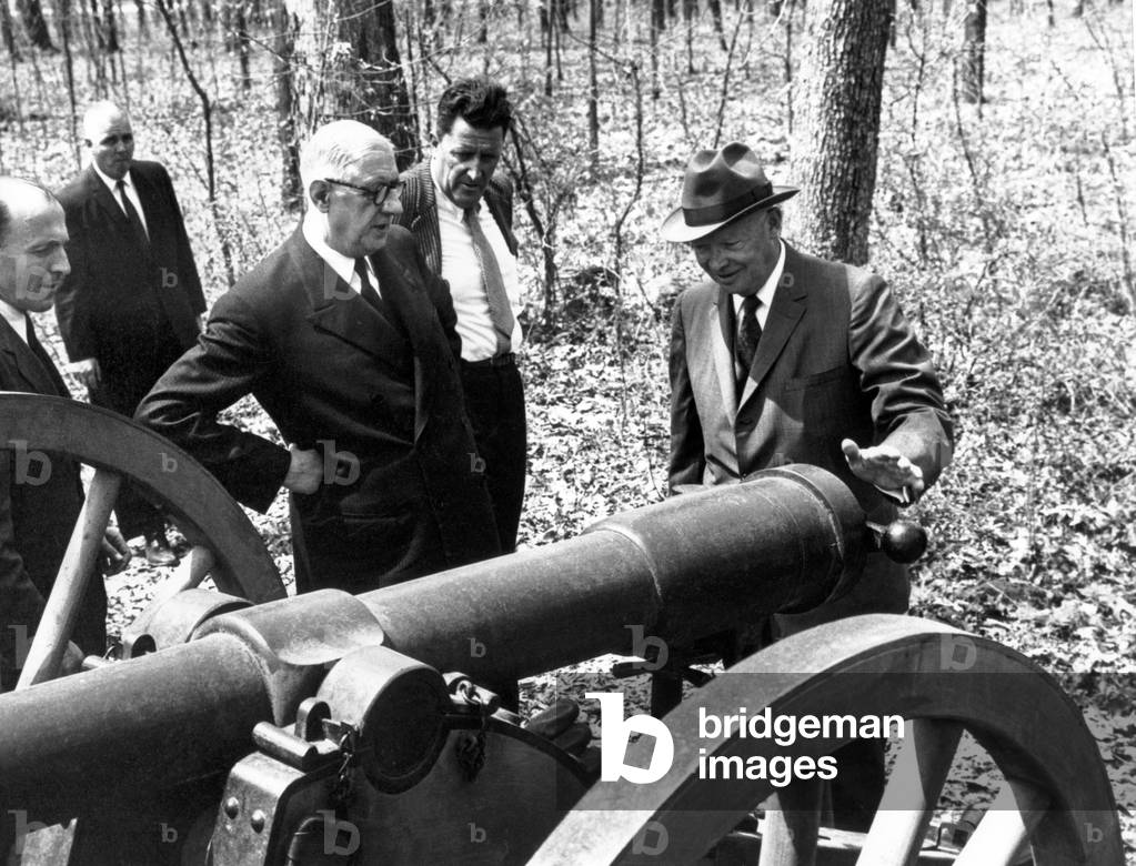 General de Gaulle and President Eisenhower examine a cannon from the Battle of Gettysburg in 1863, 24 April 1960 (b/w photo)