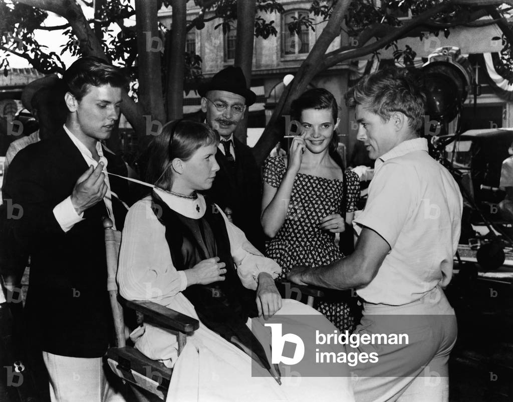 On The Set, Richard Davalos, Julie Harris, Harold Gordon, Lois Smith And James Dean., East Of Eden 1954 Directed By Elia Kazan