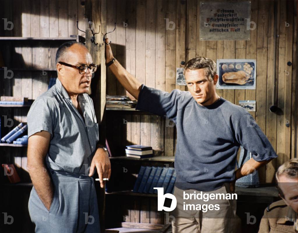 THE GREAT ESCAPE, 1963 directed by JOHN STURGES On the set, the director John Sturges and Steve McQueen (photo)