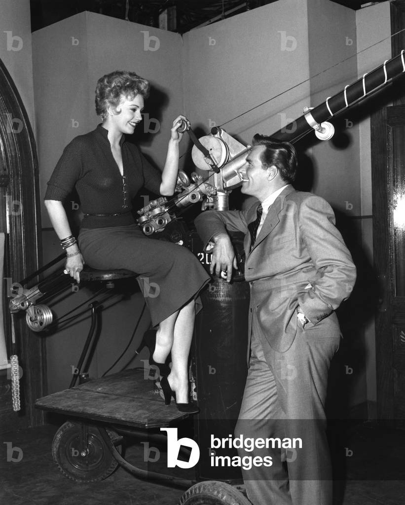 PUSHOVER, 1954 directed by RICHARD QUINE On the set, Kim Novak and Phil Carey (b/w photo)