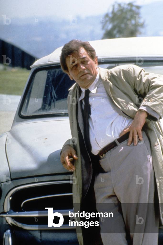 Serie televisee Columbo with Peter Falk (inspecteur Columbo), 1971-93 (devant sa voiture Peugeot 403) (photo)