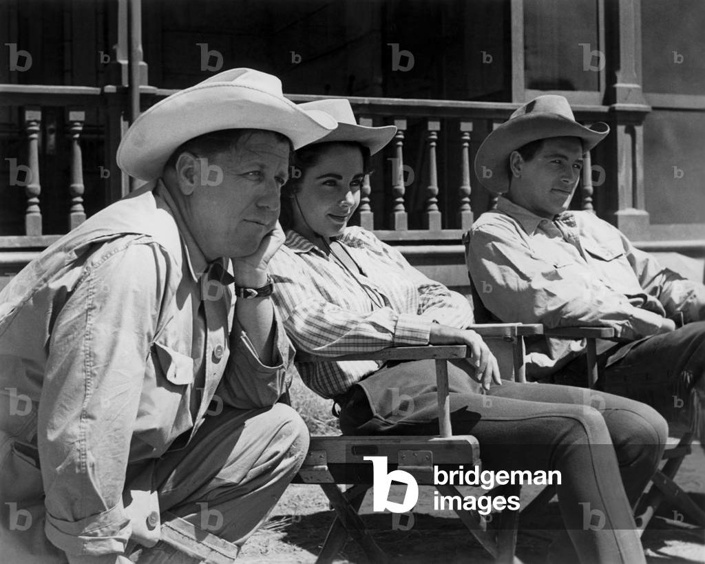 Giant, 1955 directed by GEORGE STEVENS On the set, Geroge Stevens (director) with Elizabeth Taylor and Rock Hudson (b/w photo)