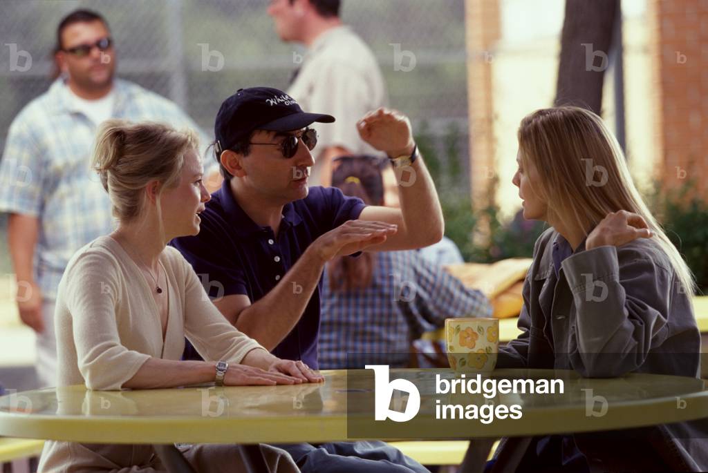 White Oleander 2002 Directed By Peter Kosminsky, (L-R) Renee Zellweger, Director Peter Kosminsky And Michelle Pfeiffer On The Set Of The Drama