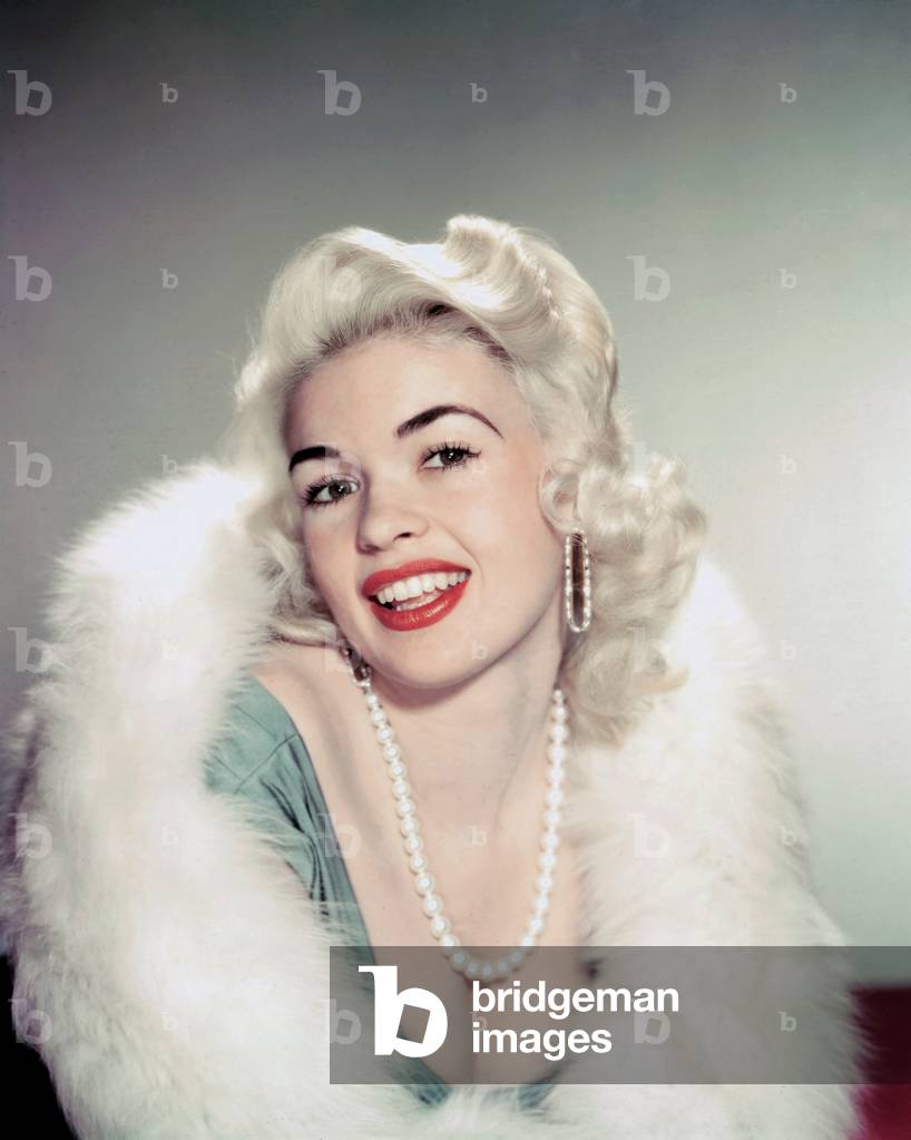 JAYNE MANSFIELD American actress Jayne Mansfield (1933 - 1967) wearing a pearl necklace and a white fur, circa, 1960 (photo)