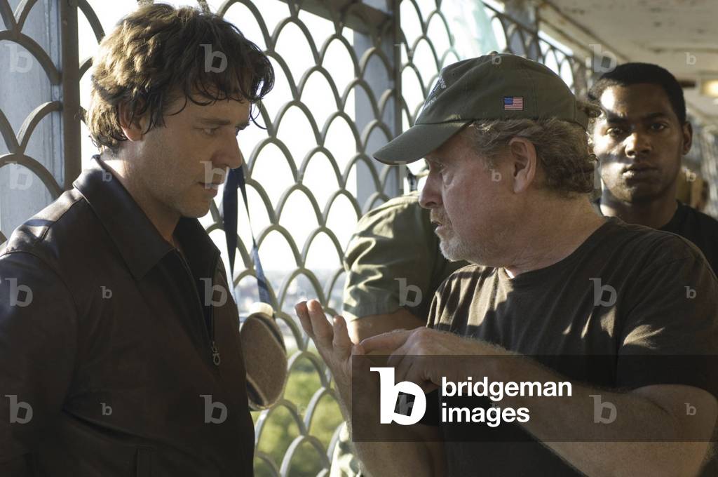 On The Set, Ridley Scott With Russell Crowe., American Gangster 2007 Directed By Ridley Scott