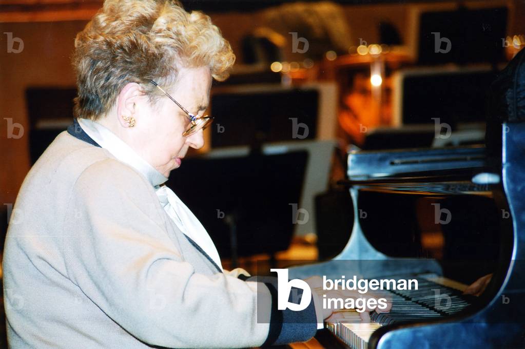 Alicia de Larrocha playing