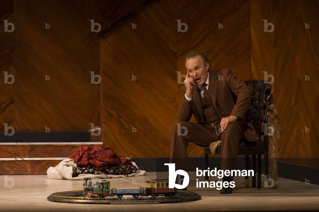 James Johnson as Simone (photo)