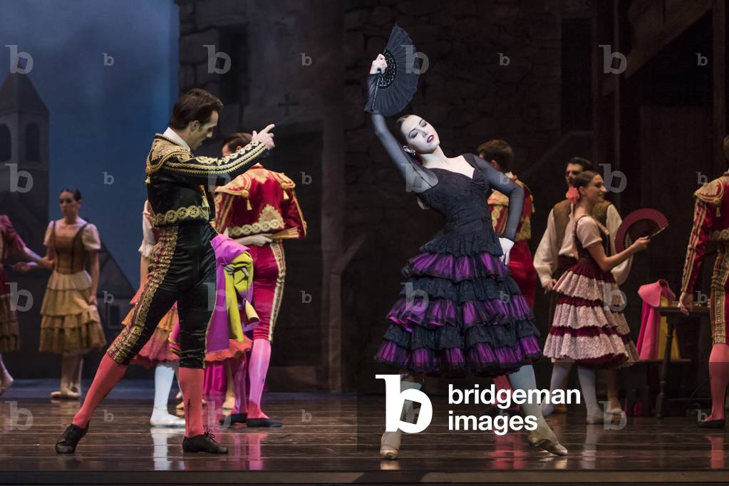 Dancers perform bullfighters dance (photo)
