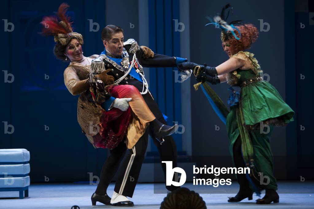Borja Quiza as Dandini, Anna Tobella as Tisbe and Mercedes Arcuri as Clorinda (photo)