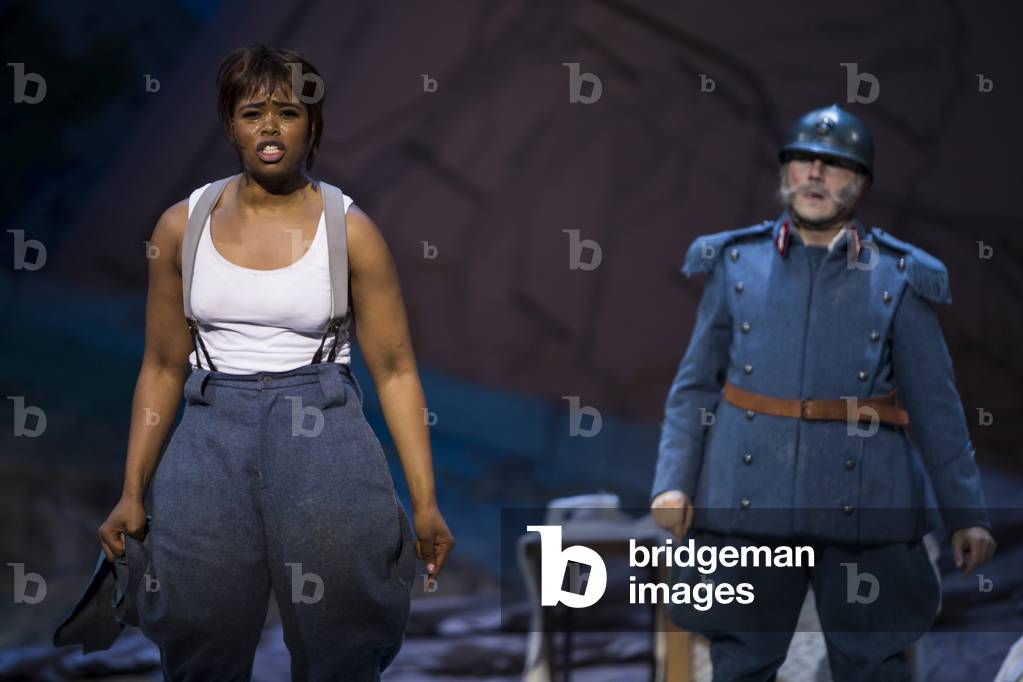 Pretty Yende as Marie and Carlos Daza as Sergeant Sulpice  (photo)
