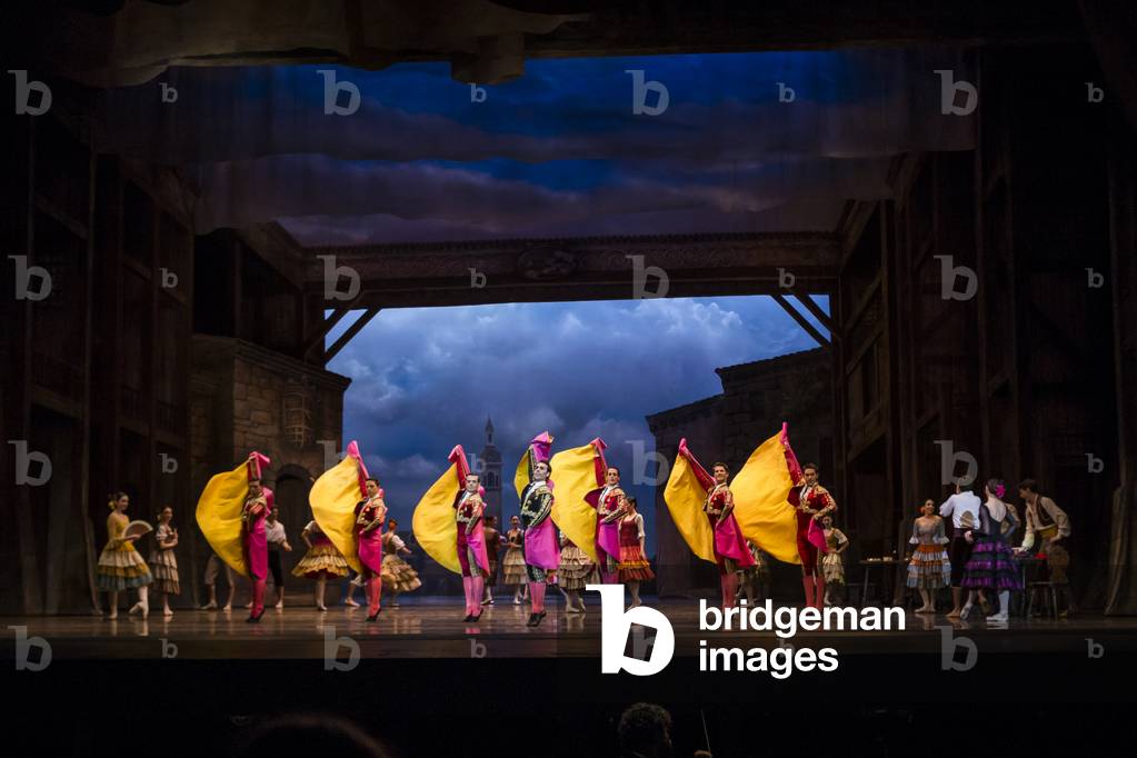 Dancers perform bullfighters dance (photo)
