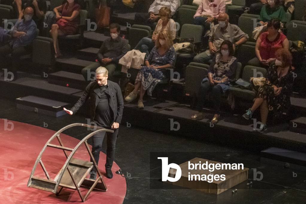 Israel Galván performing Gatomaquia, Teatro Central, Seville, Spain, 2020 (photo)