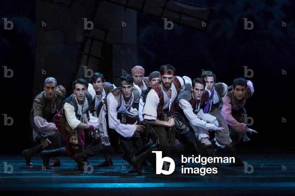Dancers perform gypsies dance (photo)