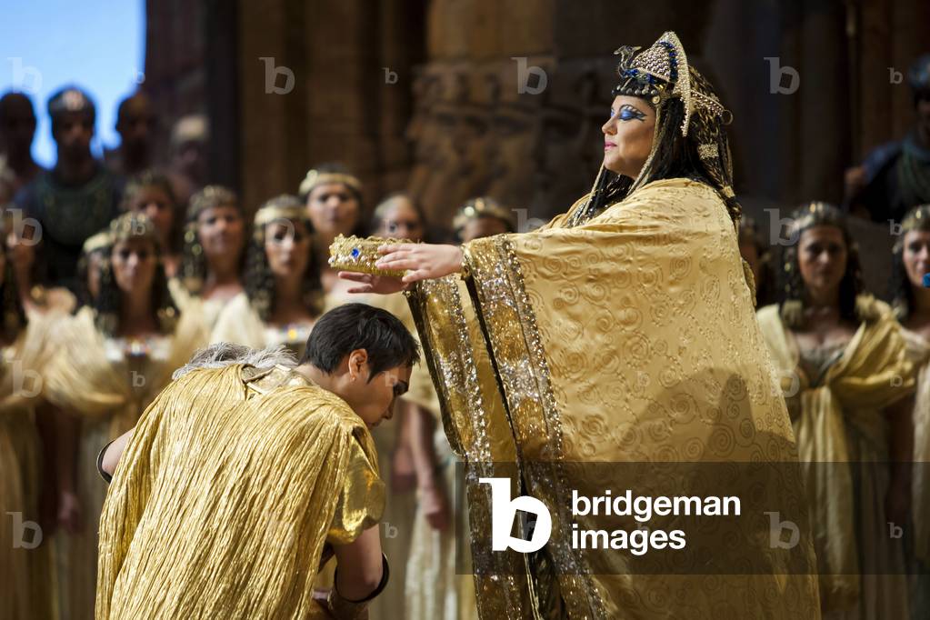 Alfred Kim as Radamès and Mari´a Luisa Corbacho as Amneris (photo)