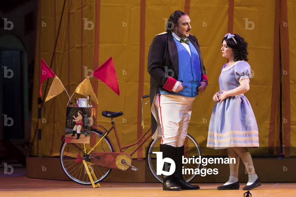 Kiril Manolov as Doctor Dulcamara and Maria Jose Moreno as Adina (photo)