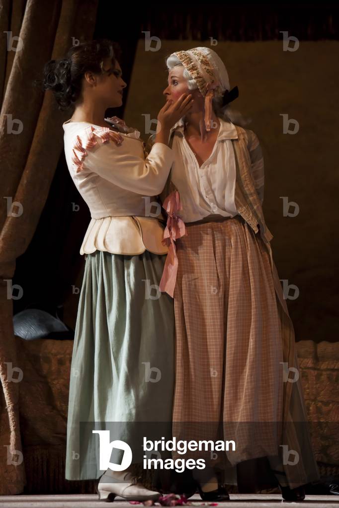Olga Peretyatko as Susanna and Jana Kurucová as Cherubino (photo)