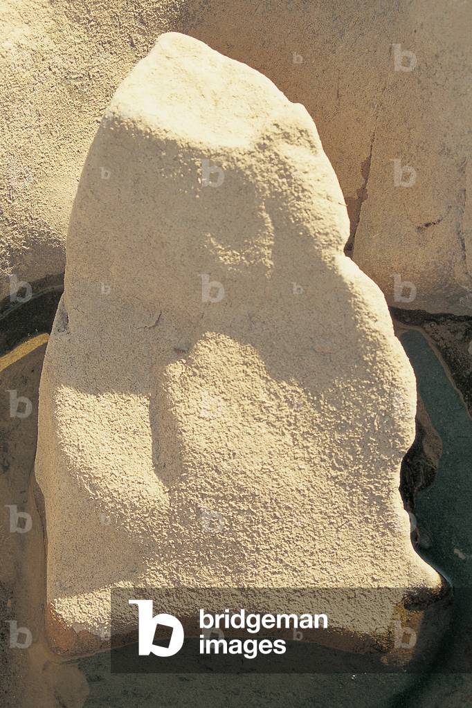 River side rock sculpture, Ghadoi (photo)